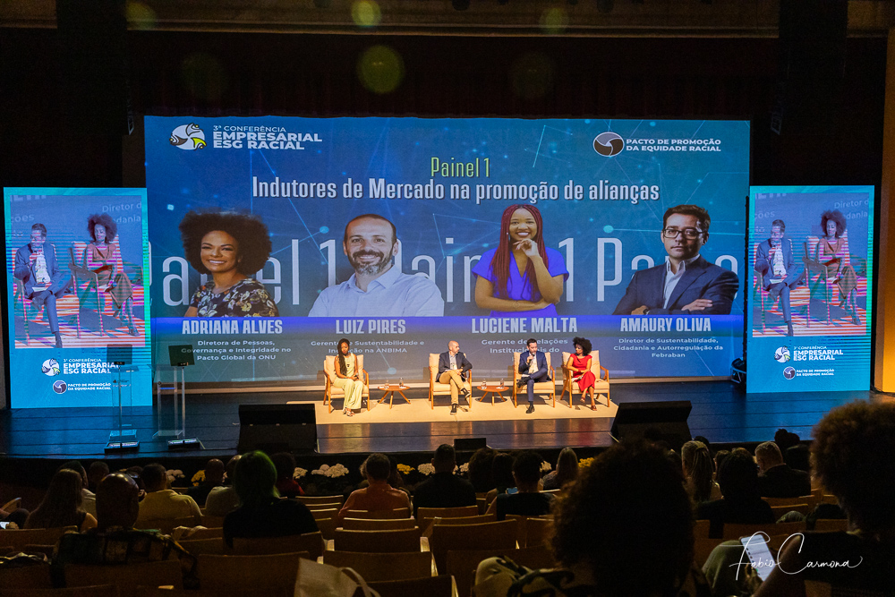 Fotografia do palco da Conferência Empresarial ESG Racial